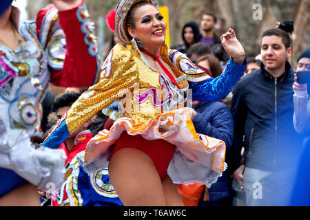 Les boliviens dancing au sud-américains procession, Barcelone, Espagne. Banque D'Images
