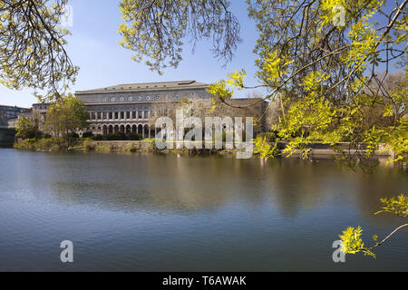 Rivière Ruhr avec municipall hall, Muelheim an der Ruhr, Ruhr, Rhénanie du Nord-Westphalie, Allemagne Banque D'Images