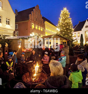 Les gens sur le marché de Noël, Warendorf, Münster, Rhénanie du Nord-Westphalie, Allemagne Banque D'Images