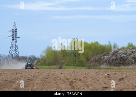 Le semis des agriculteurs, les semis des récoltes au champ. Le semis est le processus de planter des graines dans le sol dans le cadre de l'heure au début du printemps, les activités agricoles. Banque D'Images