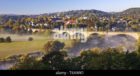 La vallée de la Ruhr et viaduc de la Ruhr dans la matinée, Witten, Ruhr, Rhénanie du Nord-Westphalie, Allemagne Banque D'Images