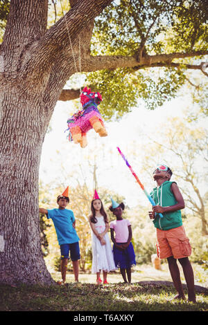 Petit garçon va brisé une pinata pour son anniversaire Banque D'Images