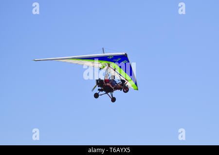 Trike, volant dans le ciel avec deux personnes Banque D'Images