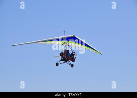 Trike, volant dans le ciel avec deux personnes Banque D'Images