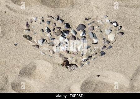 Forme de coeur à la plage faite de cailloux Banque D'Images