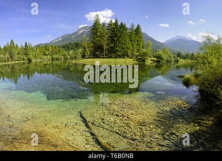 Lac d'Isar en Bavière avec mise en miroir des alpes Banque D'Images