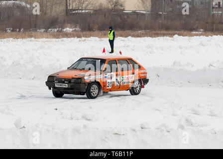 Tioumen, Russie - le 22 février 2015, l'autodrome de glace : Glace "secte" Alebashevo sur lac. Compétitions sportives sur les voitures Banque D'Images