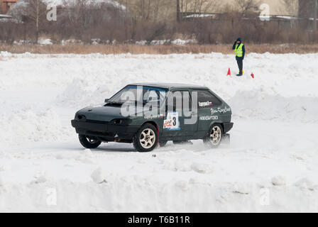 Tioumen, Russie - le 22 février 2015, l'autodrome de glace : Glace "secte" Alebashevo sur lac. Compétitions sportives sur les voitures Banque D'Images