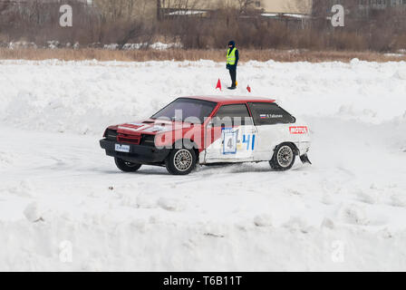 Tioumen, Russie - le 22 février 2015, l'autodrome de glace : Glace "secte" Alebashevo sur lac. Compétitions sportives sur les voitures Banque D'Images