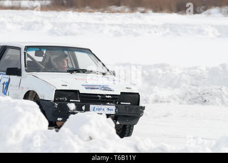 Tioumen, Russie - le 22 février 2015, l'autodrome de glace : Glace "secte" Alebashevo sur lac. Compétitions sportives sur les voitures Banque D'Images