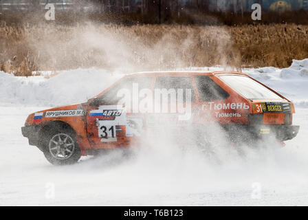 Tioumen, Russie - le 22 février 2015, l'autodrome de glace : Glace "secte" Alebashevo sur lac. Compétitions sportives sur les voitures Banque D'Images