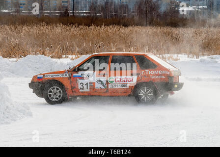 Tioumen, Russie - le 22 février 2015, l'autodrome de glace : Glace "secte" Alebashevo sur lac. Compétitions sportives sur les voitures Banque D'Images