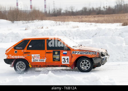 Tioumen, Russie - le 22 février 2015, l'autodrome de glace : Glace "secte" Alebashevo sur lac. Compétitions sportives sur les voitures Banque D'Images