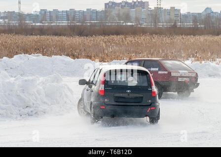 Tioumen, Russie - le 22 février 2015, l'autodrome de glace : Glace "secte" Alebashevo sur lac. Compétitions sportives sur les voitures Banque D'Images