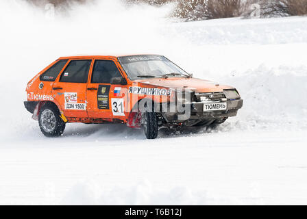 Tioumen, Russie - le 22 février 2015 : piste de sports sur glace lac Alebashevo "secte". Compétitions sportives sur les voitures Banque D'Images