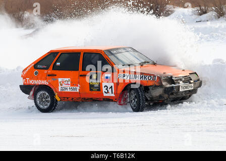 Tioumen, Russie - le 22 février 2015 : piste de sports sur glace lac Alebashevo "secte". Compétitions sportives sur les voitures Banque D'Images