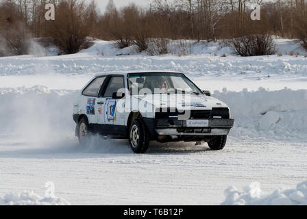 Tioumen, Russie - le 22 février 2015, l'autodrome de glace : Glace "secte" Alebashevo sur lac. Compétitions sportives sur les voitures Banque D'Images