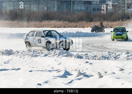 Tioumen, Russie - le 22 février 2015, l'autodrome de glace : Glace "secte" Alebashevo sur lac. Compétitions sportives sur les voitures Banque D'Images