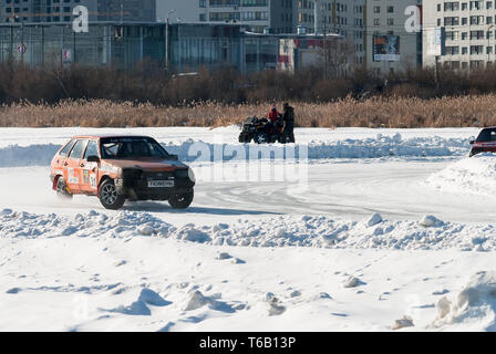 Tioumen, Russie - le 22 février 2015, l'autodrome de glace : Glace "secte" Alebashevo sur lac. Compétitions sportives sur les voitures Banque D'Images