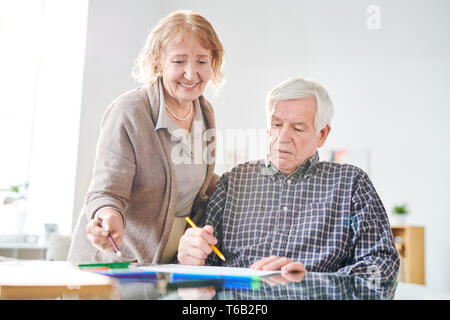 Discuter de ce qu'attire Banque D'Images