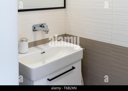 Nouvelle salle de bains moderne et minimaliste intérieur avec lavabo et robinet. Une partie de la salle de bains, détail. Banque D'Images