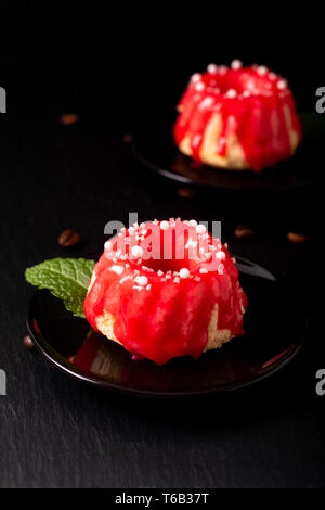 Concept de boulangerie alimentaire des fruits rouges d'été gâteau éponge sur l'ardoise noire plaque de pierre Banque D'Images