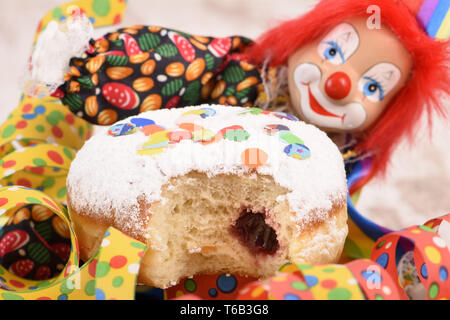 Au carnaval allemand clowns avec sweet donut Banque D'Images