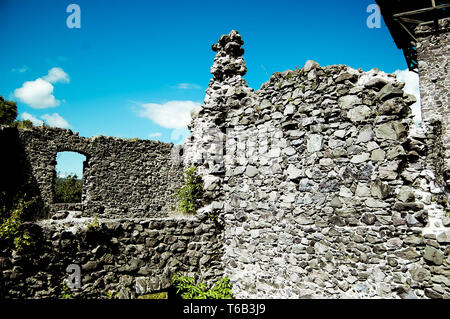 Ruines de l'ancien château en pierre sur une journée ensoleillée, le filtre Banque D'Images