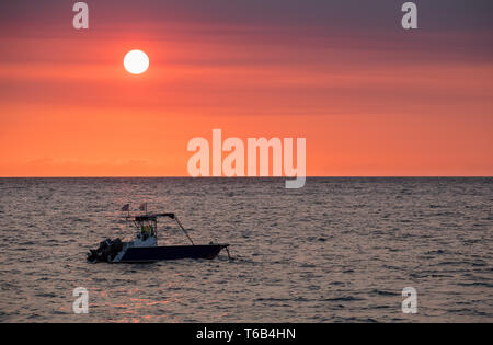 Coucher de soleil sur la plage de Nosy Be Madagascar avec silhouette de bateau Banque D'Images