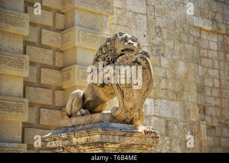 Statue d'un lion tenant le bouclier avec les blasons des près de la porte principale. Mdina. Malte Banque D'Images