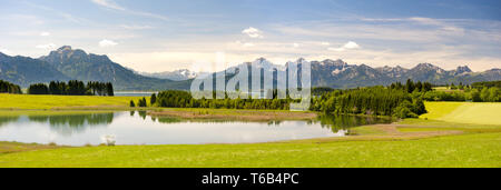 Paysage panoramique en Bavière avec montagnes des Alpes dans le lac miroir Banque D'Images