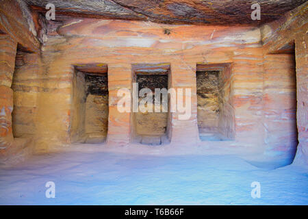 À l'intérieur d'un tombeau en grès coloré, rose Red Rock tombe façade, Rue de façades, Petra en Jordanie. Banque D'Images