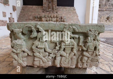 Autel Q, l'original de pierre de l'autel dans le musée de Copan. Une réplique est maintenant dans la cour de l'Ouest où il a été à l'origine. Les ruines mayas de Copan, Honduras Banque D'Images