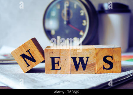 Texte 'news' sur bois cube décorer sur journal Banque D'Images