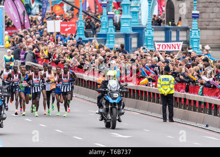 Groupe de tête élite masculin avec des motos et des courses de foule dans le Virgin Money London Marathon 2019 près de Tower Bridge, Londres, Royaume-Uni Banque D'Images