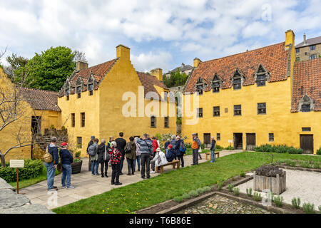 Culross Palace dans la ville du SNRC Royal Burgh de Culross à Fife Scotland UK avec jardin arrière et en parti Banque D'Images