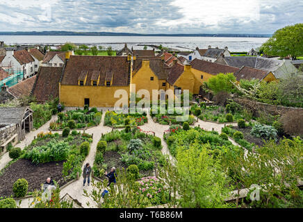 Culross Palace dans la ville du SNRC Royal Burgh de Culross à Fife Scotland UK avec jardin arrière Banque D'Images