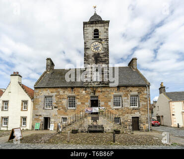 Maison de ville de Culross Sandhaven avec tour de l'horloge dans la ville du SNRC Royal Burgh de Culross Fife Scotland UK Banque D'Images