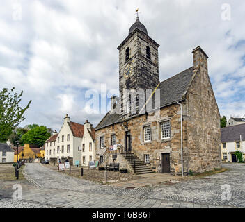 Maison de ville de Culross Sandhaven avec tour de l'horloge dans la ville du SNRC Royal Burgh de Culross Fife Scotland UK Banque D'Images