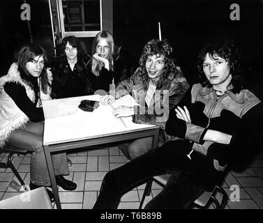 Rotterdam, Pays-Bas - 1972. 23 janvier : (L-R) Steve Howe, Jon Anderson, Rick Wakeman, Bill Bruford et Chris Squire de Yes Banque D'Images