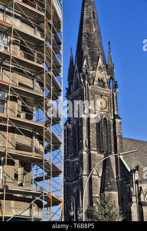 Building à Berlin Kreuzberg d'échafaudages et de l'église Banque D'Images