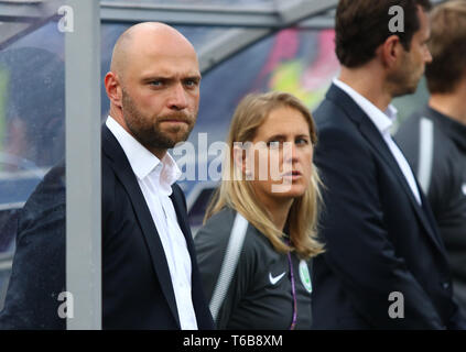 Kiev, UKRAINE - le 24 mai 2018 : Stephan Lerch (L), entraîneur-chef de l'équipe du VFL Wolfsburg au cours de l'UEFA Women's Champions League 2018 match contre Oly Banque D'Images