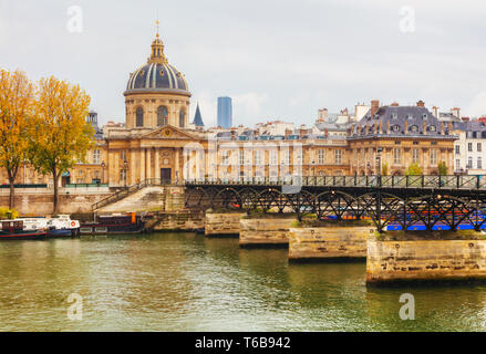 Pont des Arts menant à l'Institut de France Banque D'Images