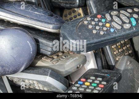 Braunschweig, Allemagne, le 24 mars 2019. : un groupe de vieux, sale, moche contrôles à distance offerts pour la vente au marché aux puces. Banque D'Images