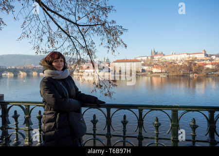 Belle femme à Prague remblai sur la Vltava Banque D'Images