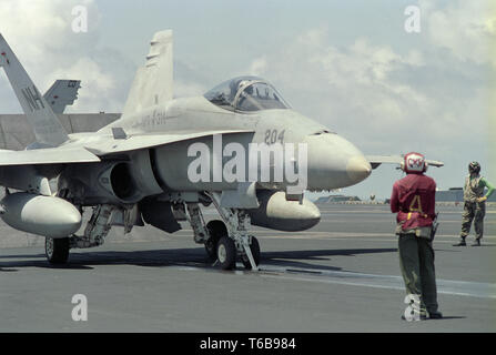 1er novembre 1993 opération Continuer espoir. Un F/A-18 Hornet est sur le point de départir du catapulte n°2 du porte-avions USS Abraham Lincoln de la Marine américaine dans l'océan Indien, à 50 miles de Mogadiscio, Somalie. Banque D'Images