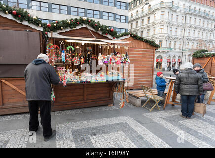 Peuples autochtones sur le célèbre marché de Noël de l'avent de la place Venceslas Banque D'Images