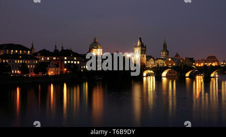 Ville de Prague avec Charles Bridge at night Banque D'Images