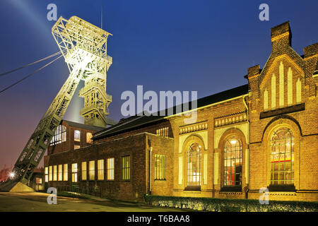 Puits de charbon allumé Zollern au crépuscule, Dortmund, Ruhr, Westphalie, Allemagne, Europe Banque D'Images