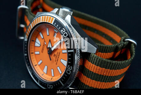 Samouraï Seiko Diver watch avec le bouton orange Banque D'Images